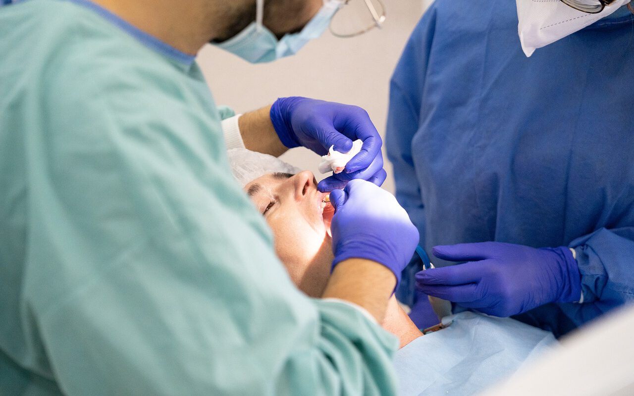 רופא שיניים מבצע טיפול שיניים
